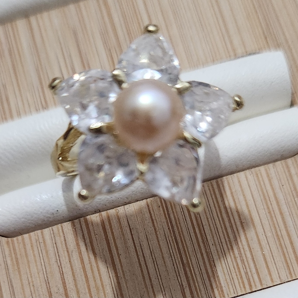 Elegant Gold Pearl and Crystal Ring - Picture 5 of 10